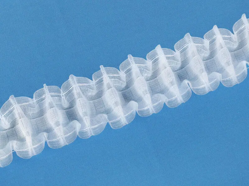 Řasící stuha uni transparentní č. 1396 – 6 cm metráž značky Škodák