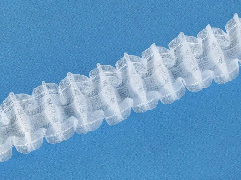 Řasící stuha uni transparentní č. 1396 – 6 cm metráž značky Škodák