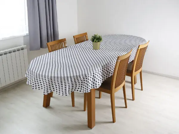 Oválný bavlněný ubrus buňky na bílé značky Škodák