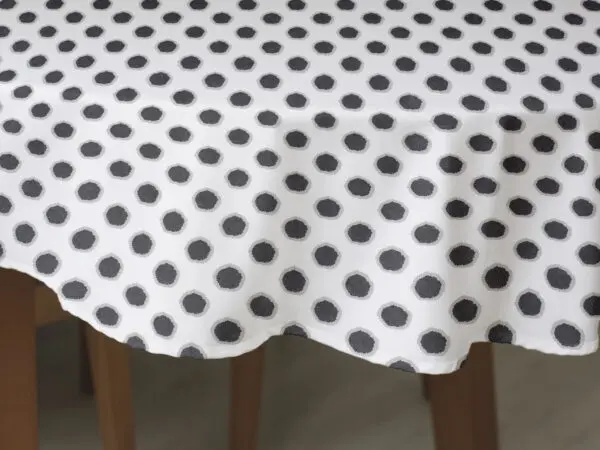 Oválný bavlněný ubrus buňky na bílé značky Škodák