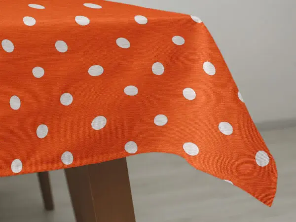 Hranatý ubrus Loneta puntíky na oranžové značky Škodák