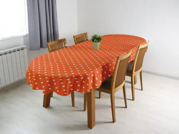 Oválný ubrus Loneta puntíky na oranžové značky Škodák