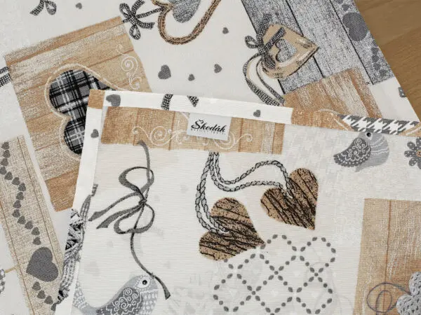 Běhoun Loneta béžová srdíčka patchwork značky Škodák