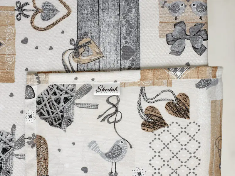 Hranatý ubrus Loneta béžová srdíčka patchwork značky Škodák