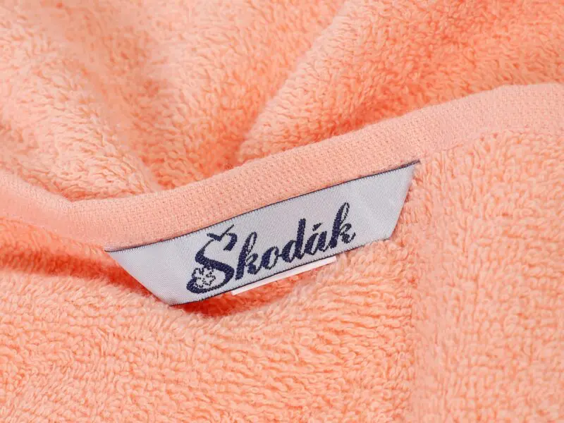 Dětské ručníky s motýlky světle lososové do školky značky Škodák