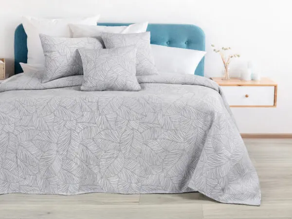 Prošívaný přehoz na postel ornamenty na šedé značky Škodák