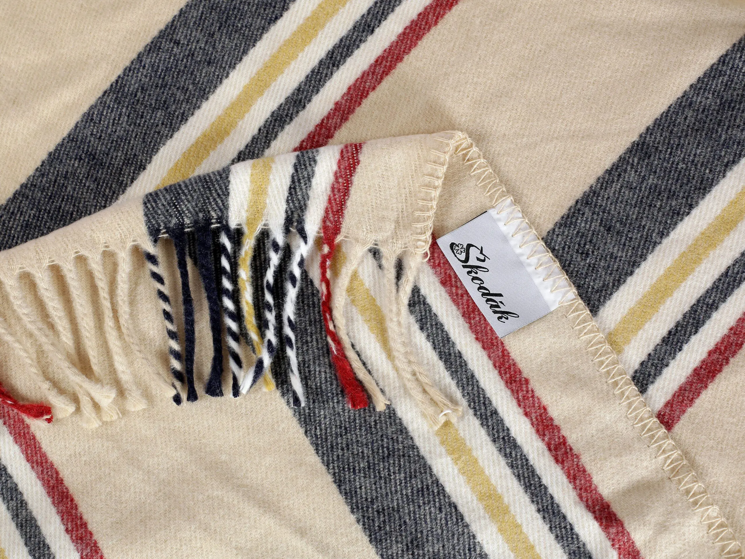 Akrylová deka Melisa smetanová proužky značky Škodák