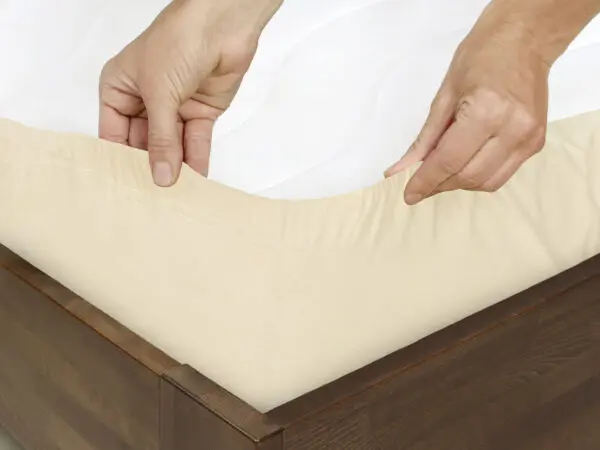 Dětské jersey napínací prostěradlo smetanové - do postýlky značky Škodák