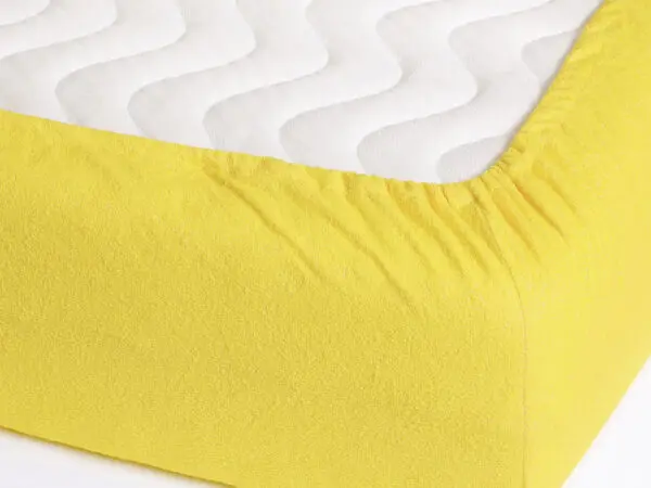 Nepropustné froté prostěradlo žluté pro hotely s napínací gumou značky Škodák