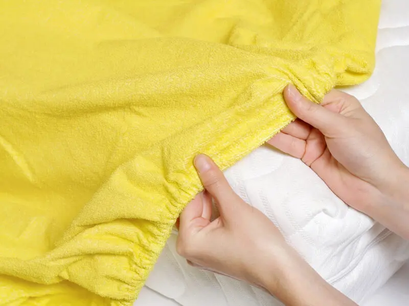 Nepropustné froté prostěradlo žluté pro hotely s napínací gumou značky Škodák