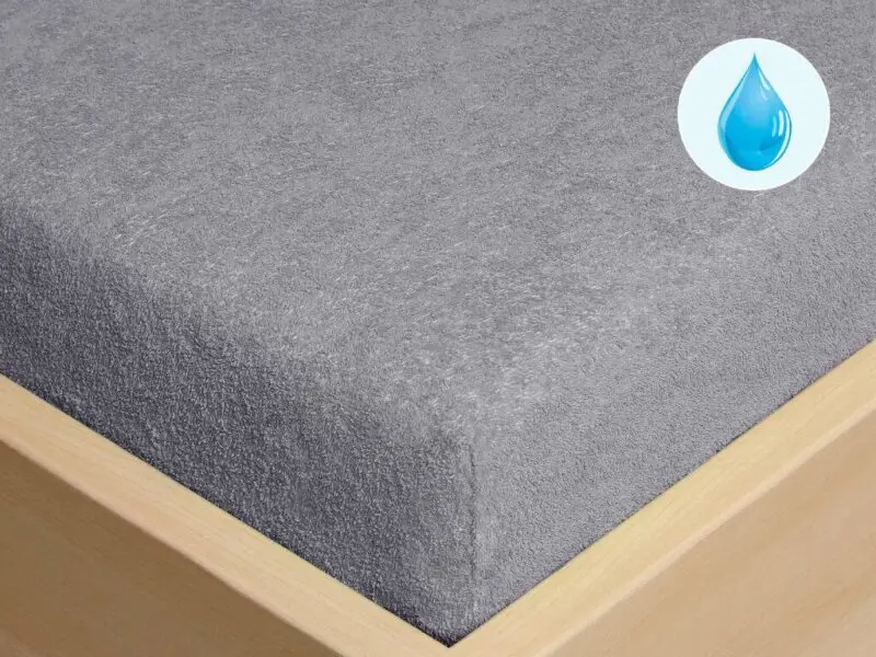 Nepropustné froté prostěradlo šedé pro hotely s napínací gumou značky Škodák.
