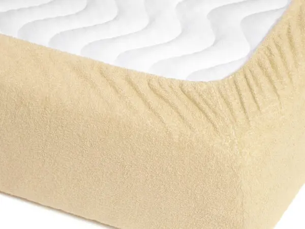 Nepropustné froté prostěradlo béžové pro hotely s napínací gumou značky Škodák.