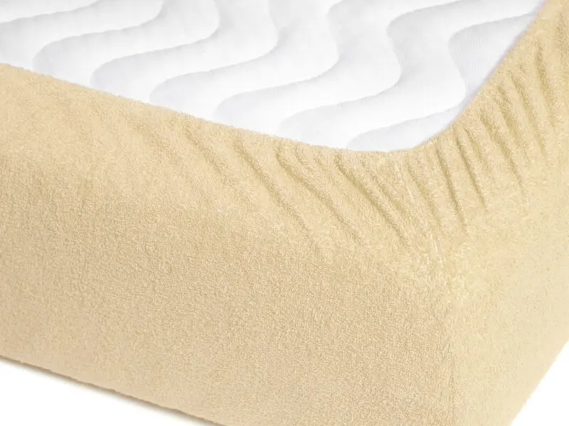 Nepropustné froté prostěradlo béžové pro hotely s napínací gumou značky Škodák.