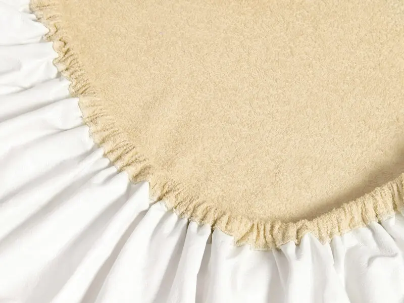 Nepropustné froté prostěradlo béžové pro hotely s napínací gumou značky Škodák.