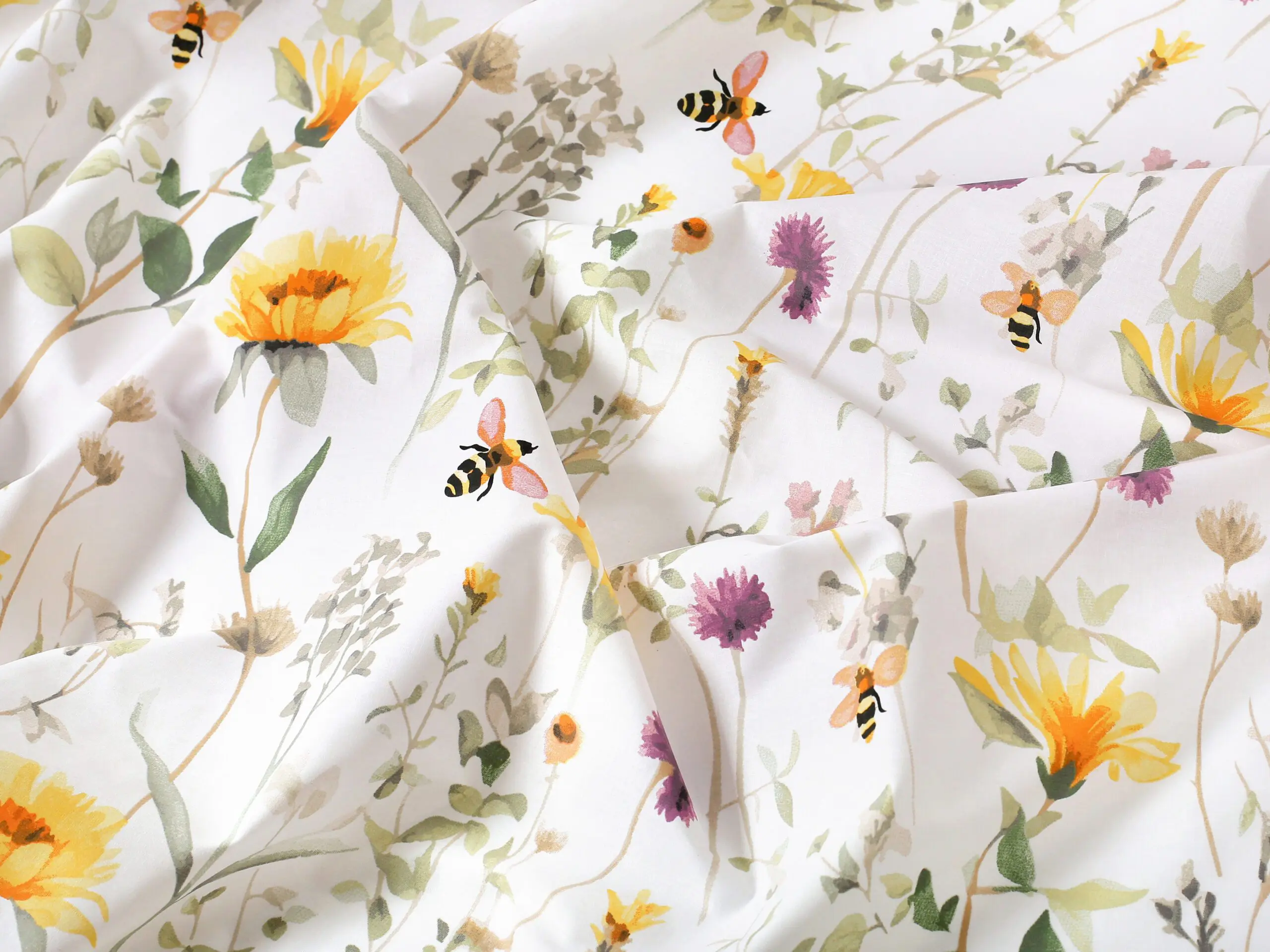 Bavlněná látka louka se čmelákem metráž značky Škodák