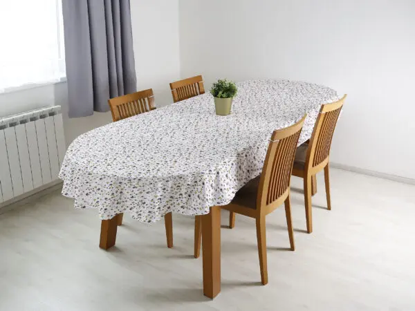 Oválný bavlněný ubrus fialové růžičky na bílé značky Škodák