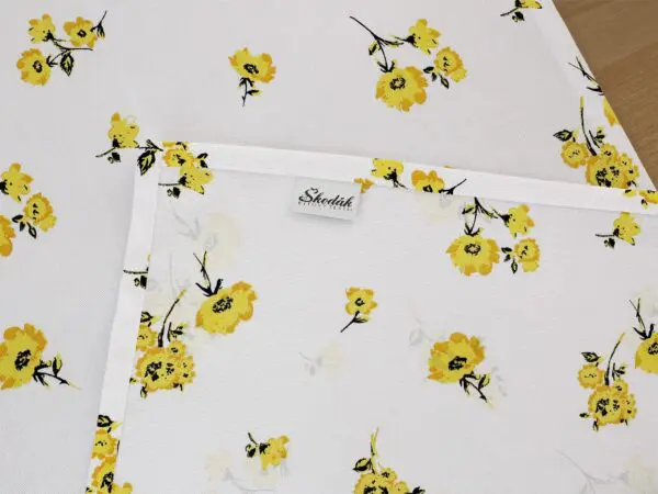 Bavlněný běhoun žluté květy na bílé značky Škodák