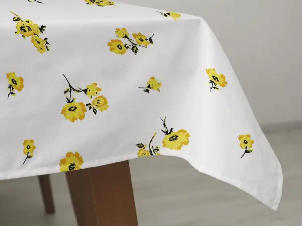 Hranatý bavlněný ubrus žluté květy na bílé značky Škodák