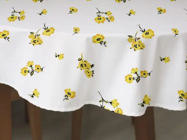 Oválný bavlněný ubrus žluté květy na bílé značky Škodák