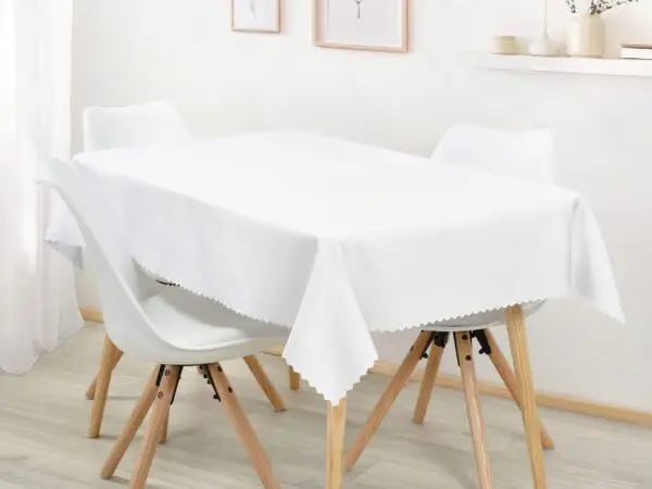 Hranatý teflonový ubrus puntík bílý značky Škodák