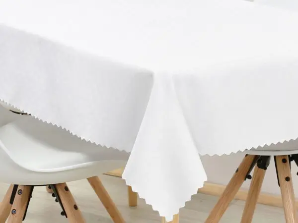 Hranatý teflonový ubrus puntík bílý značky Škodák