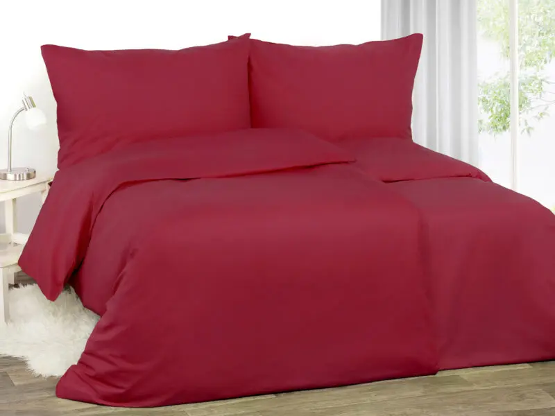Hotelové povlečení Domestic vínové značky Škodák.