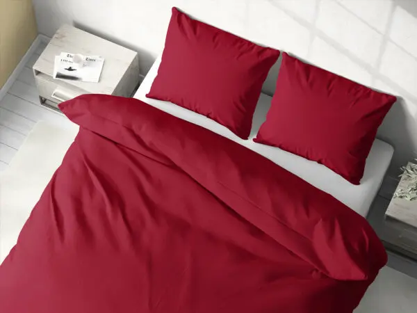Hotelové povlečení Domestic vínové značky Škodák.