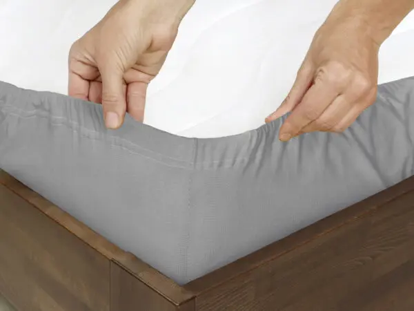 Jersey prostěradlo šedé pro hotely s napínací gumou značky Škodák.