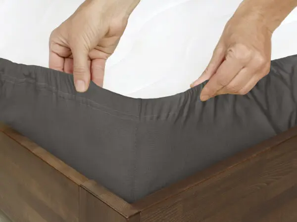 Jersey prostěradlo tmavě šedé pro hotely s napínací gumou značky Škodák.
