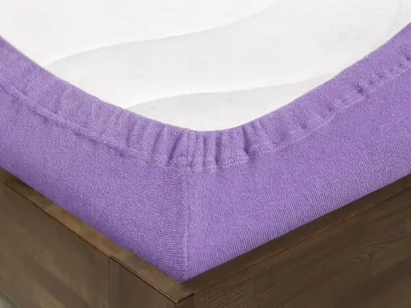 Froté prostěradlo světle fialové pro hotely s napínací gumou značky Škodák.
