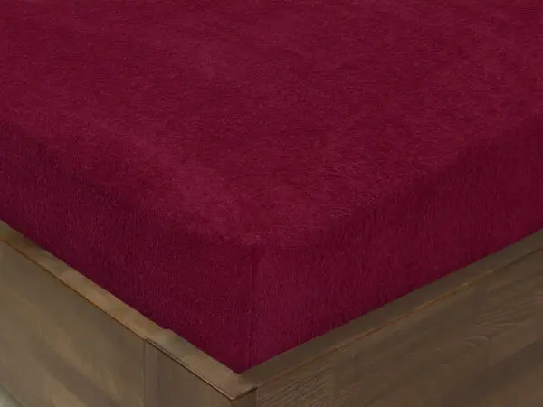 Froté prostěradlo vínové pro hotely s napínací gumou značky Škodák.
