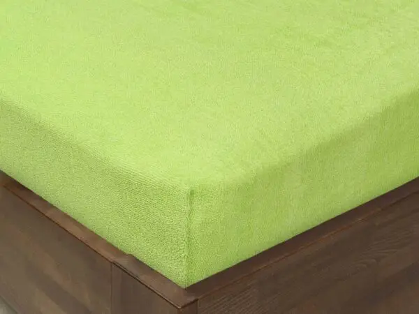 Froté prostěradlo světle zelené pro hotely s napínací gumou značky Škodák.