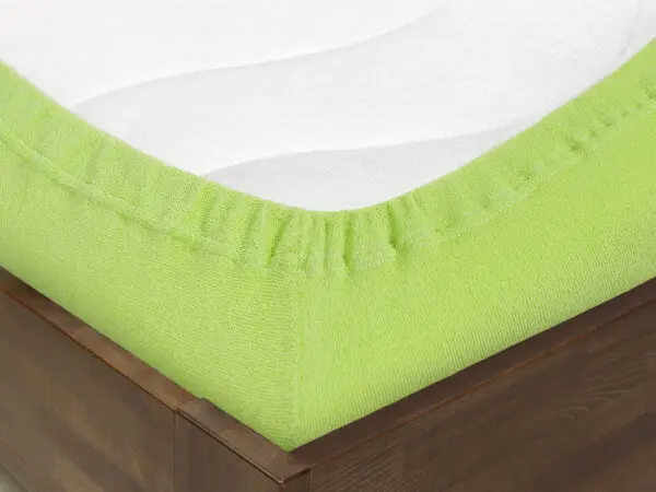 Froté prostěradlo světle zelené pro hotely s napínací gumou značky Škodák.