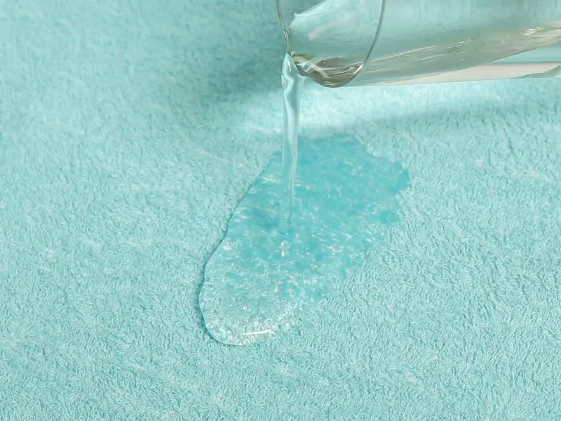Nepropustné froté prostěradlo světle modré pro hotely s napínací gumou značky Škodák