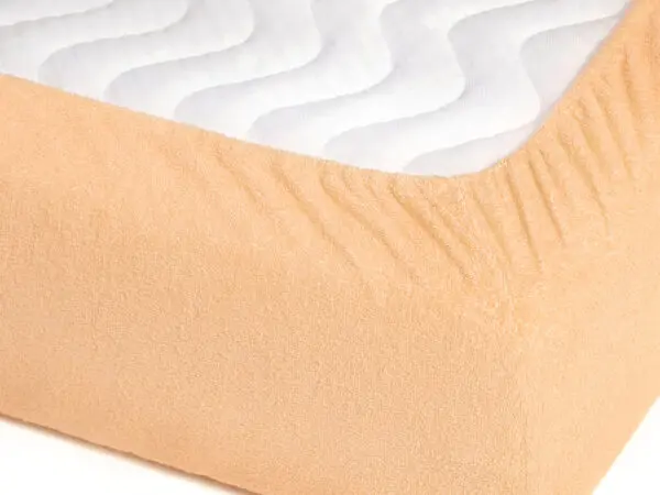 Nepropustné froté prostěradlo lososové pro hotely s napínací gumou značky Škodák