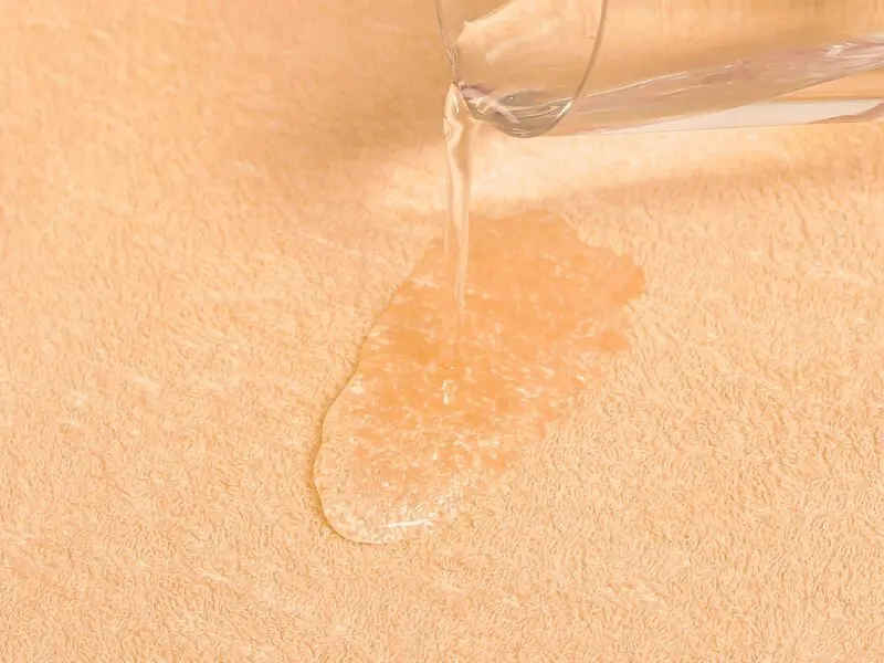 Nepropustné froté prostěradlo lososové pro hotely s napínací gumou značky Škodák