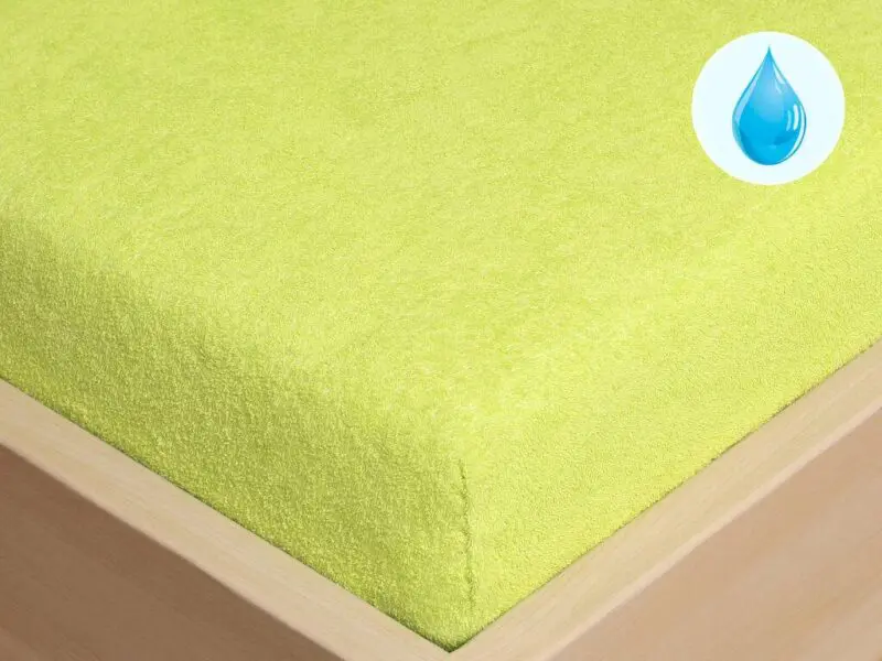 Nepropustné froté prostěradlo světle zelené pro hotely s napínací gumou značky Škodák