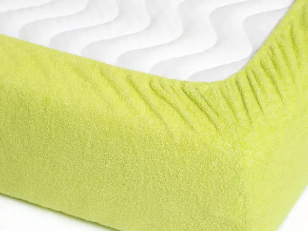 Nepropustné froté prostěradlo světle zelené pro hotely s napínací gumou značky Škodák