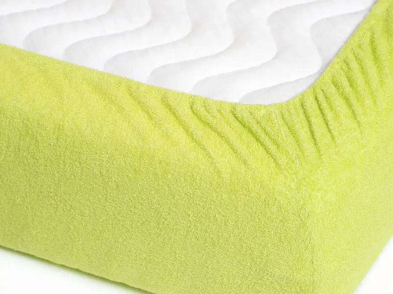 Nepropustné froté prostěradlo světle zelené pro hotely s napínací gumou značky Škodák