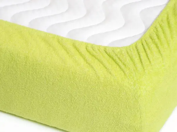 Nepropustné froté prostěradlo světle zelené pro hotely s napínací gumou značky Škodák