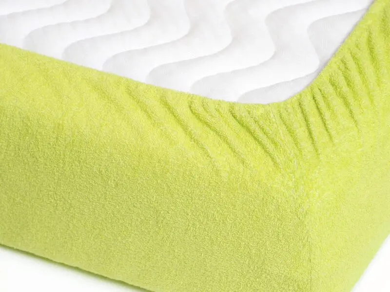Nepropustné froté prostěradlo světle zelené pro hotely s napínací gumou značky Škodák