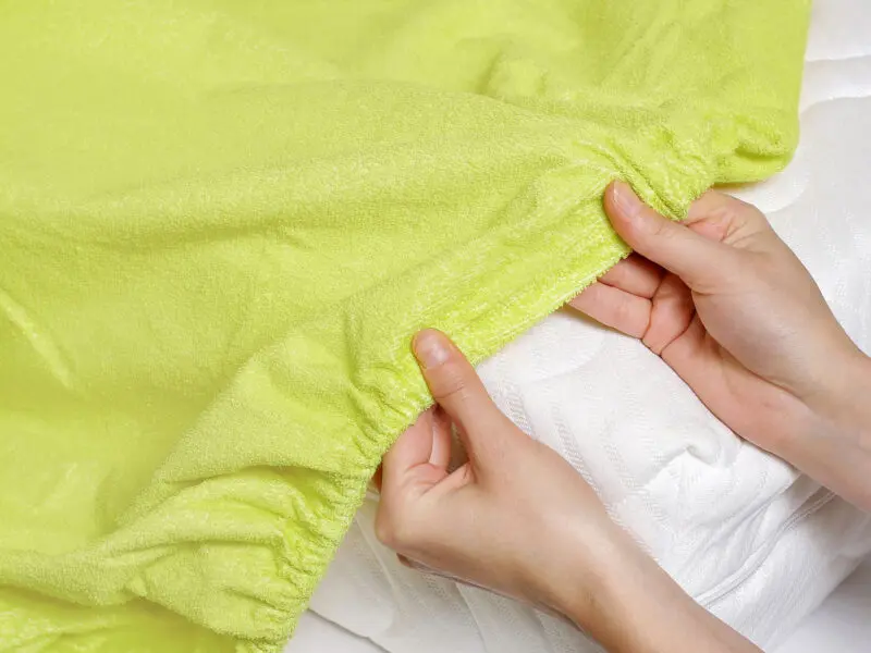 Nepropustné froté prostěradlo světle zelené pro hotely s napínací gumou značky Škodák