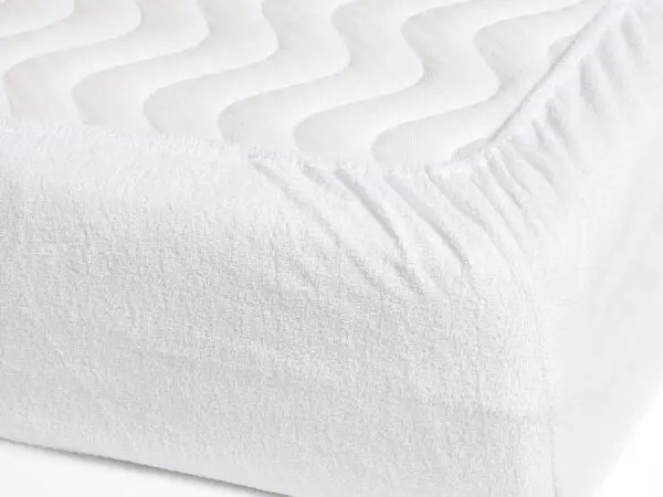 Nepropustné froté prostěradlo bílé pro hotely s napínací gumou značky Škodák