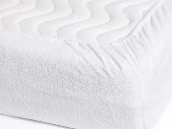 Nepropustné froté prostěradlo bílé pro hotely s napínací gumou značky Škodák