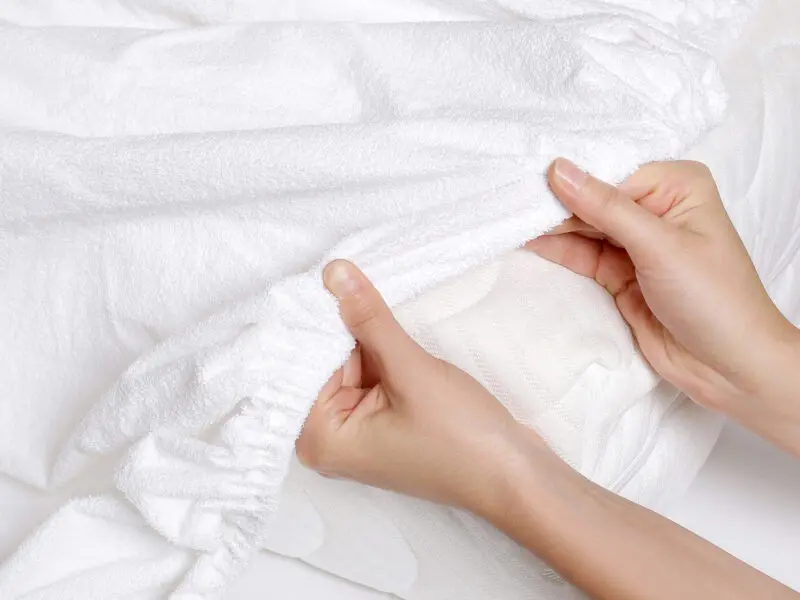 Nepropustné froté prostěradlo bílé pro hotely s napínací gumou značky Škodák