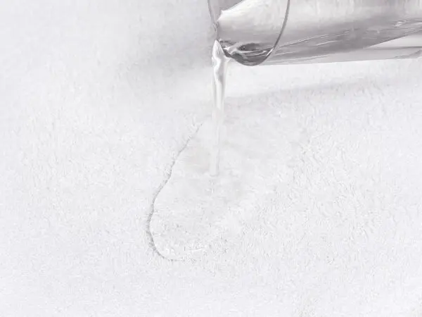 Nepropustné froté prostěradlo bílé pro hotely s napínací gumou značky Škodák