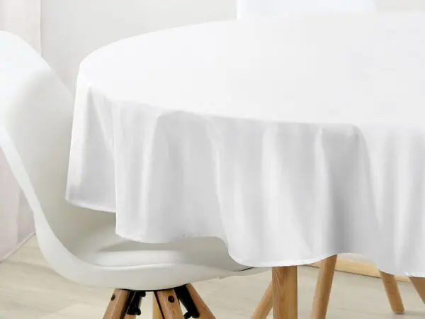 Bavlněný kulatý ubrus bílý značky Škodák.