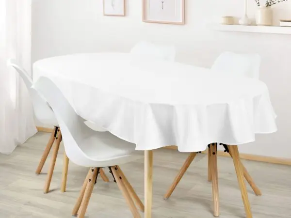 Bavlněný oválný ubrus bílý značky Škodák.