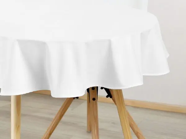 Bavlněný oválný ubrus bílý značky Škodák.