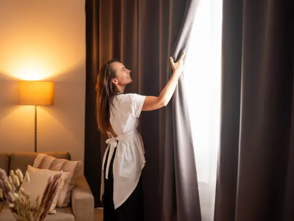 Zatemňovací závěs Blackout tmavě šedý značky Škodák.